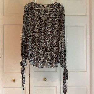 Hinge long-sleeve blouse